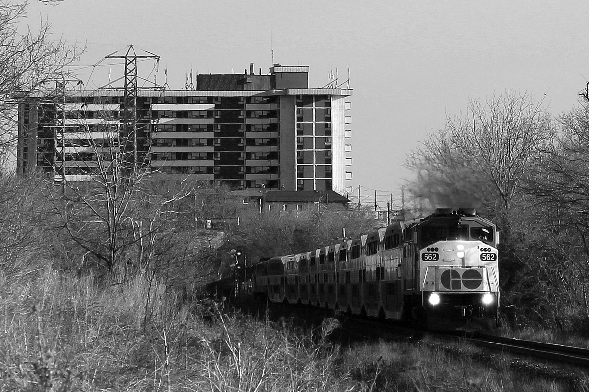 Rocketing up the 1% grade, this L10L set in charge of the last train to Barrie tries to take advantage of the 75mph speed limit as it rounds the curve at Fairbanks on approach to Castlefield Avenue in Toronto's less fortunate parts. As much I liked the location, and the backdrop for northbound trains it offered, I won't be returning here anytime soon, as getting screamed at by a bunch of hoodlums in their car is not something I would like to experience again.