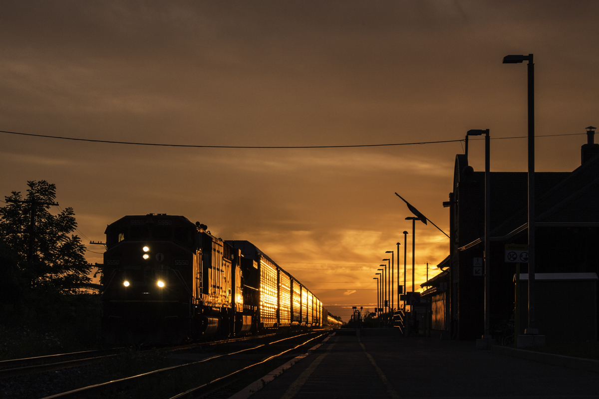 CN 330 makes another rather late appearance through St. Catharines. Having shown up 8 minutes later than the last time I saw it, the sun was a little further down. Both locomotives are of 5500 series, however of different railroads. With CN 5550 leading, BNSF 5523 trails elephant style with the sun radiating very strongly off the autoracks. With the tank cars in the distance also lit up, the end of the train is noticeable.