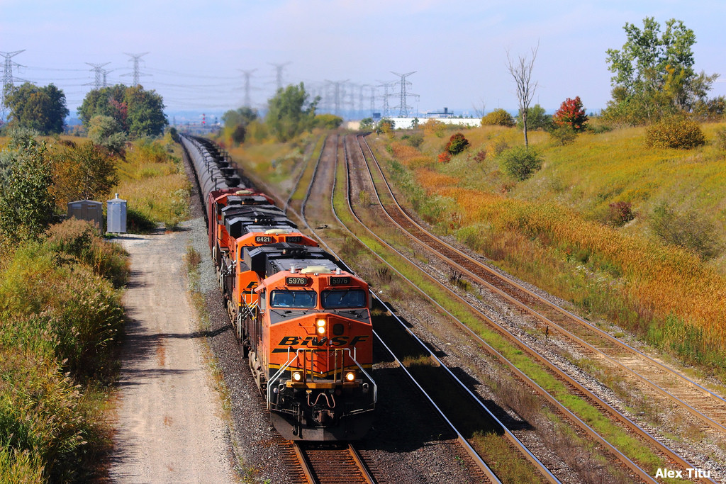 Thanks to a great post in Yahoo FPON, I was able to grab my bike and ride to the York just in time to snag the rarer trio of BNSFs on today's 710.