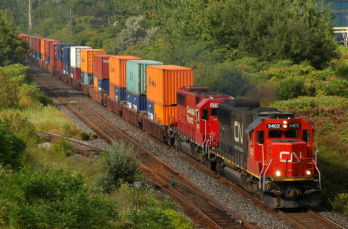 Rivals working together! CN 5402 (ex-GMTX 9023) and CP 6240 (ex-SOO 6040) with 74 cars on 382