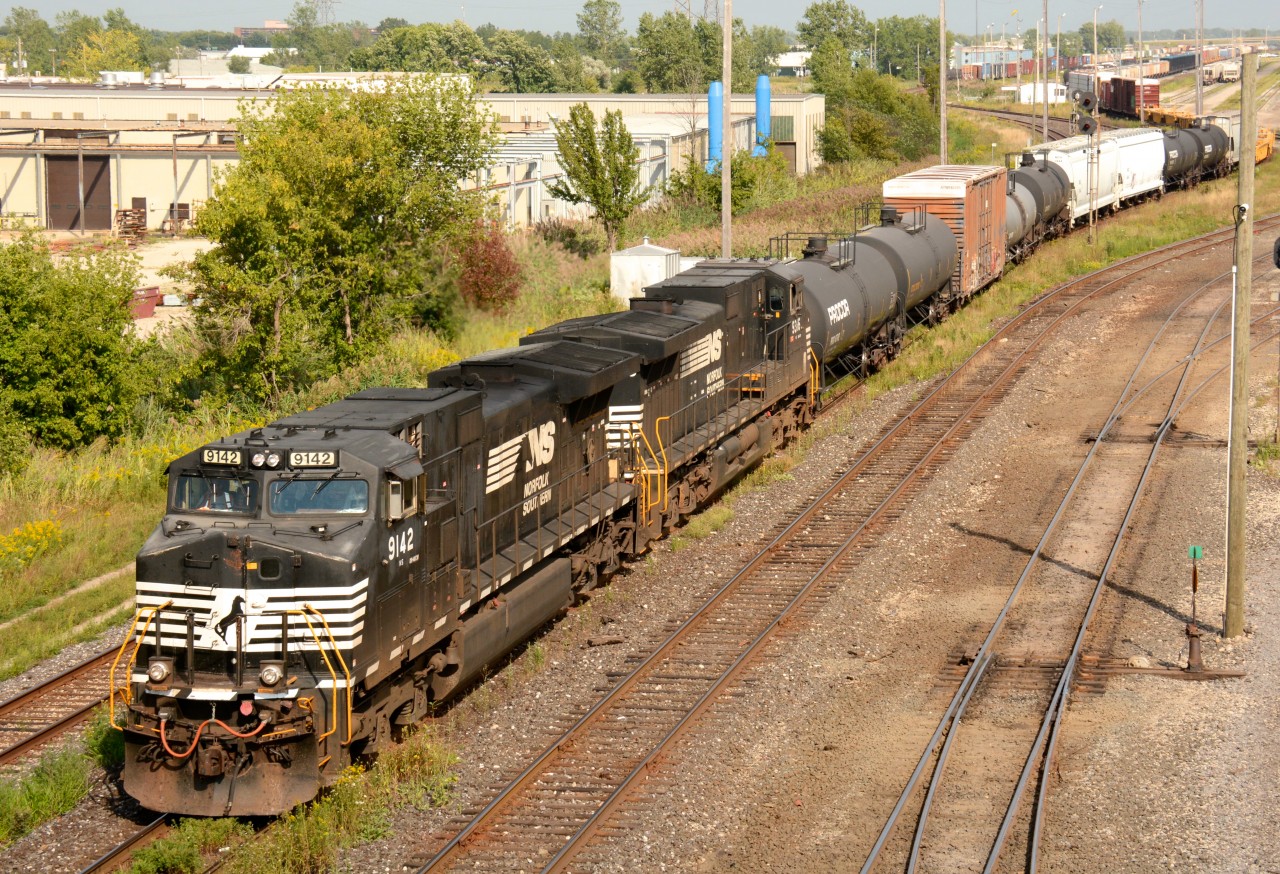 NS9142 with NS9316 lead CN train 501 west bound out of Sarnia.