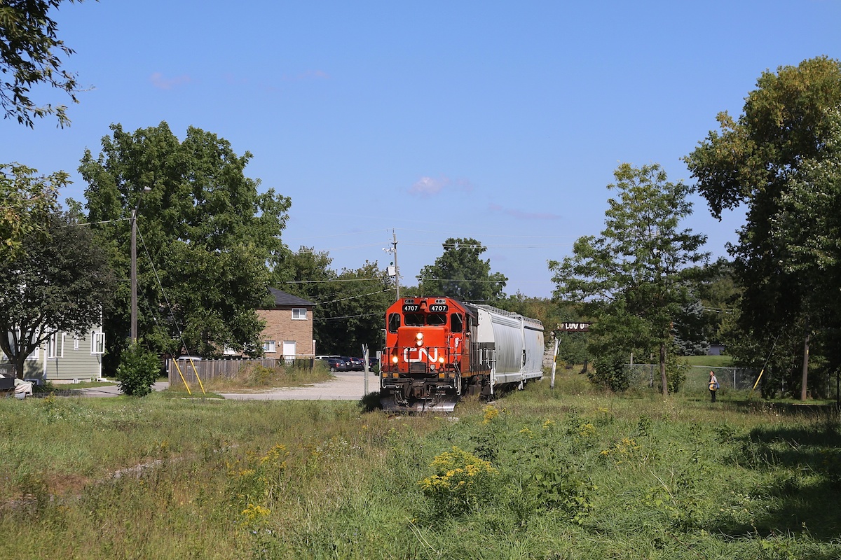 CN 580 crosses Marlborough St and heads through this overgrown portion of the Burford Spur on its way to service Ingenia.