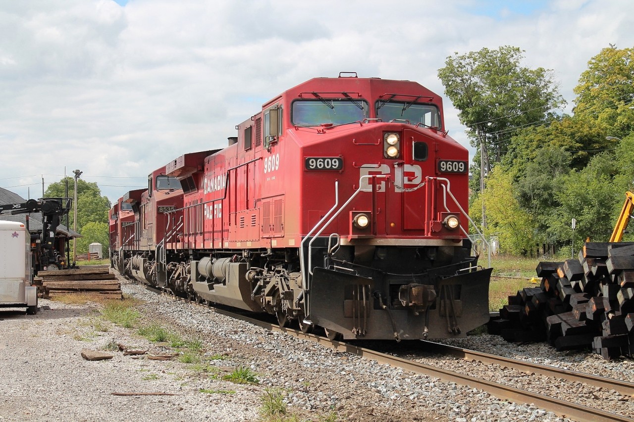 I arrived at Galt yard to find it full of track maintenance vehicles. At 1.45pm a mixed freight with a lot of coil cars and steel plates arrived heading east with locos CP 9609,8535,8811 and 9361 heading in "elephant formation". Immediately the train cleared and the track maintenance fired up to head west.