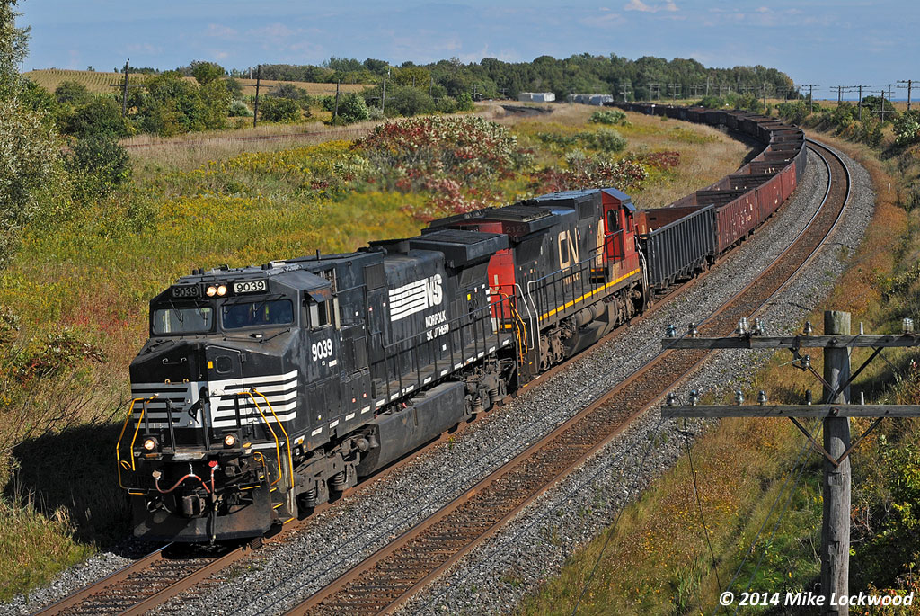 CN X321 curve through Lovekin behind NS 9039 and CN 2127. NS leader is a nice catch, and certainly a good follow up to the X371 that had just passed here about 25 minutes earlier with BCOL 4643 solo. Thx Delic. 1512hrs.
