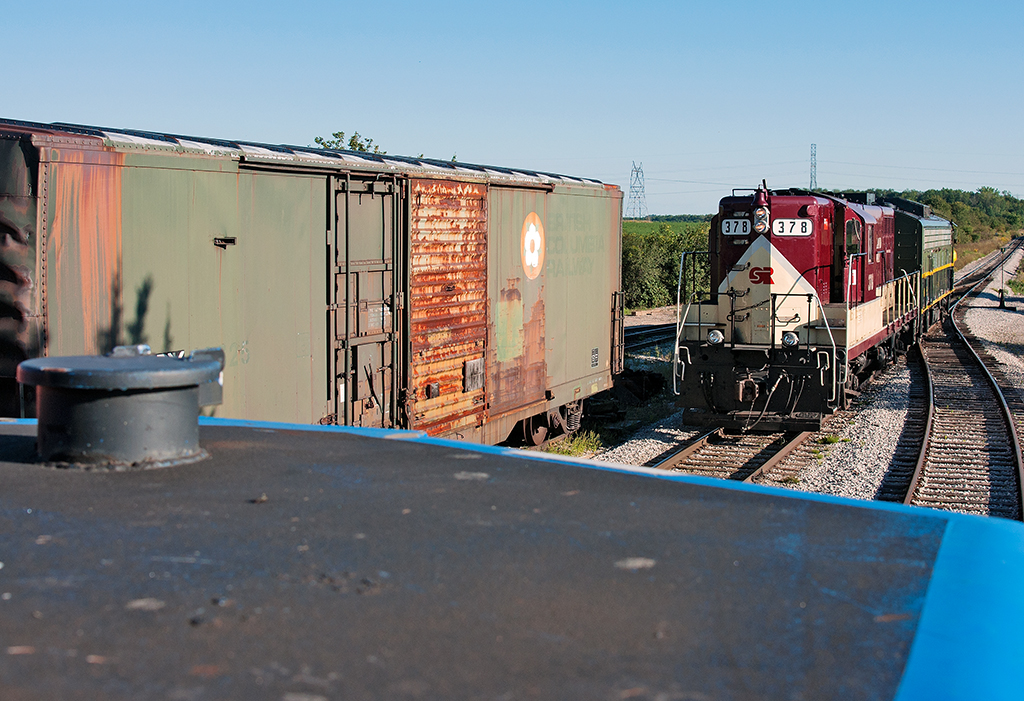 Home time ! The 10:00 Woodstock Job is just about done for the day and is seen pulling past the shop track switch before backing in to park for the night.
