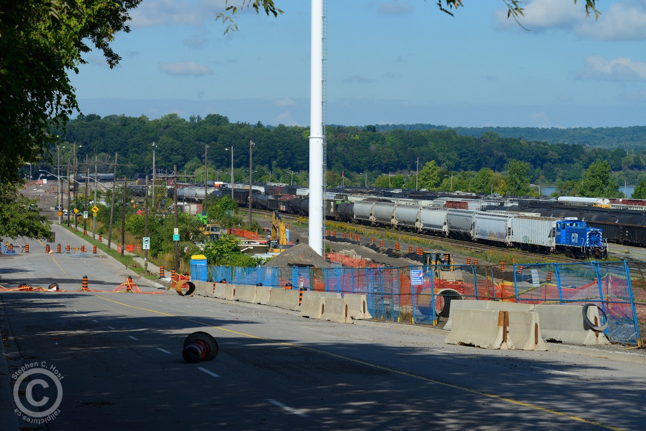 Stuart St - For probably a few decades, you had brush and a pole-line along Stuart St which made shots like this impossible - all removed for the James St. North project - but the scene is still cluttered - will it remain like this? Will tall and unsightly fences be installed, perhaps a sound barrier? (rumours..) - for the Stuart St. Fans - this is the scene this week. The road may be closed but there are homes here, so your free to walk in if you want. 1569, the new kid on the block is switching cars in the yard while construction is quiet on this Sunday morning.