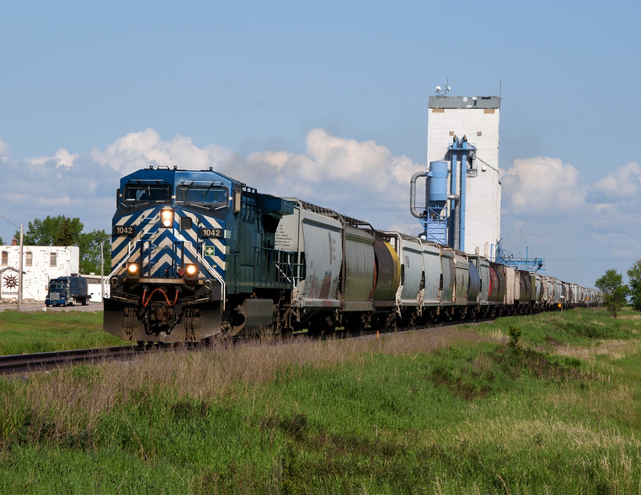 Southbound Grain empties 374, UP Kingsgate BC to Glenwood Minnesota passes the elevators at Yellow Grass on the run from Moose Jaw to the border at North Portal. CP Moves grain originating on the Soo from Minnesota and North Dakota to export in the Portland Oregon area via Portal and handing it off to UP at the Kinsgagte-Eastport Idaho interchange.