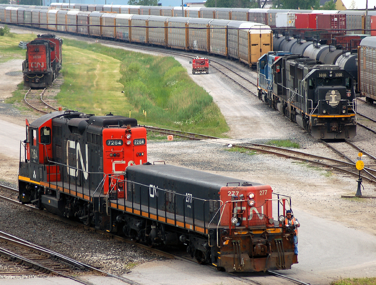 Busy morning in Sarnia...
IC 1010 - IC 1019 - GTW 4920 sit lashed together on what would become M33031 08 (sans GTW 4920)
as yard job pulles down with CN 7264 - CN 277