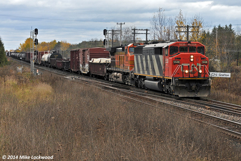 CN X371 hits the plant at Grafton behind CN 5538 and BNSF 5531. A convenient placed ballast pile provides some needed elevation here. 1514hrs.