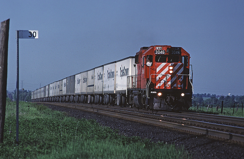 CP Rail Toronto - Detroit Roadrailer train #529 comes up out of the Hornby dip as it passes Mile 30, approaching Milton, ON.