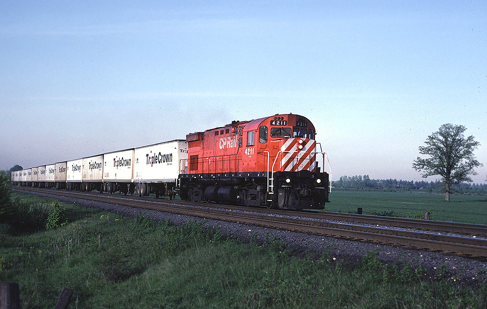 Although C-424 cab cars would later be regular leaders on the Roadrailer there were only a few trips with a powered C-424 leading. Here's one with 4211 leading a short Toronto - Detroit train.