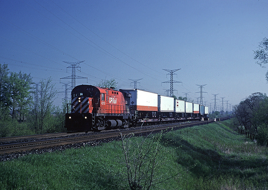 CP Rail C-424 4213 leads the short-lived #909 train through the Hornby dip approaching Milton. #909 was a Toronto - Windsor TOFC train, which I believe was run primarily for one of the trucking companies.