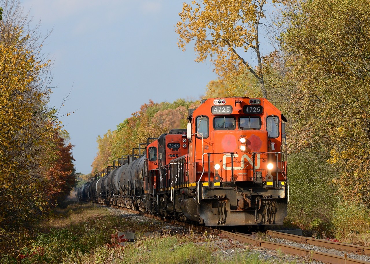 CN4725 with an industrial cut of tanker and hopper cars heads south out of Sarnia at LaSalle Road.