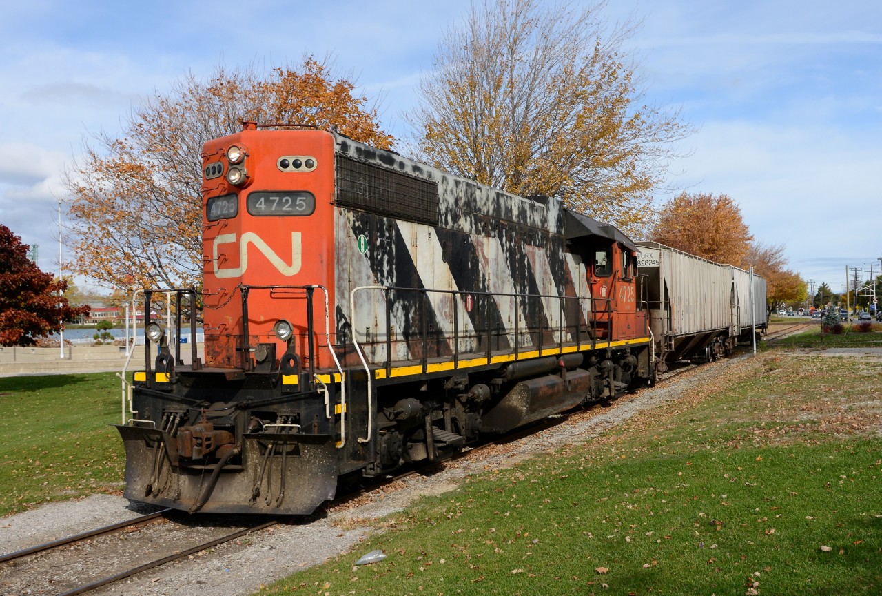 CN4725 heads back to the yard after picking up two hopper cars from the Cargill Elevator in Sarnia.