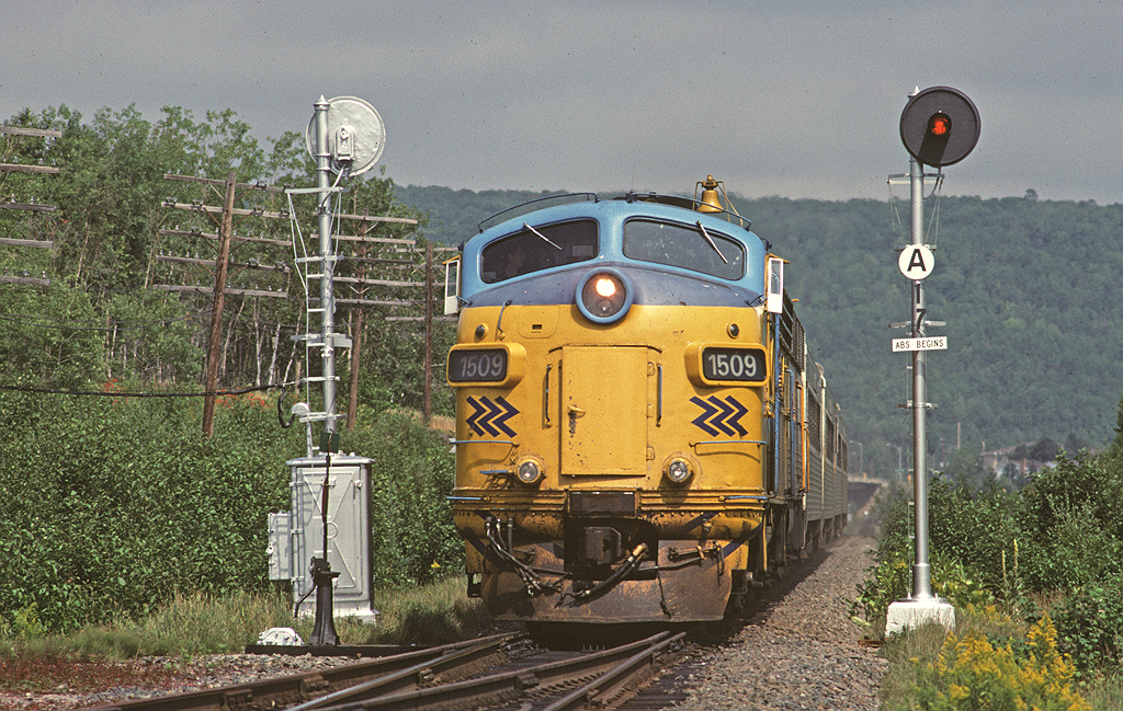 Ontario Northland FP7A 1509 leads the southbound Northlander into the station at North Bay.