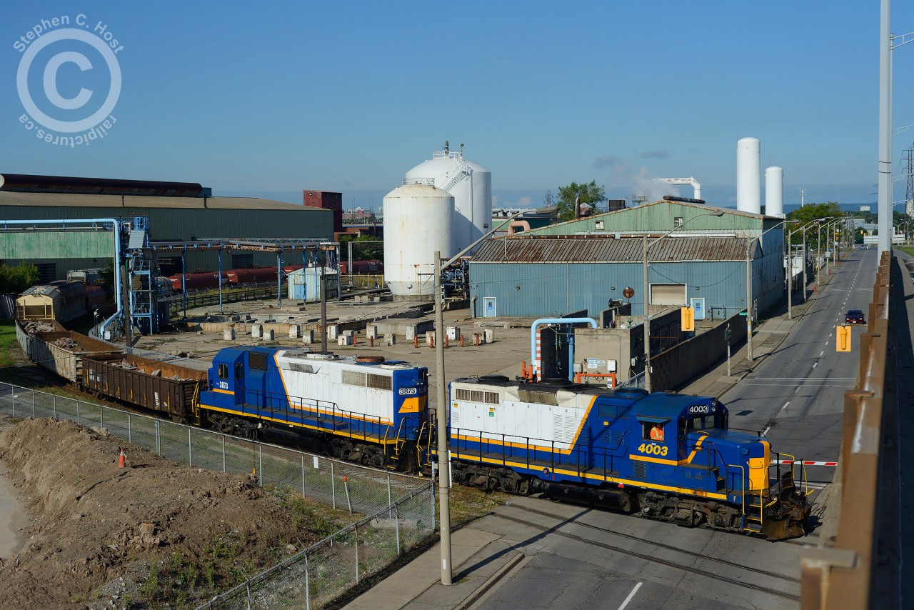 Ahh, back at Wilcox St. Standing on the Burlington St. overpass for the tracks and the US Steel/MANA entrance, SOR 4003  has a cut of cars and 3873 along for the ride headed to Railcare and the SOR shops down this spur. This is about as close to a matching Raillink scheme you'll get now - and the last two left on SOR. At least the patch job was done with care - no spray cans as seen on CN and other class 1's ;)