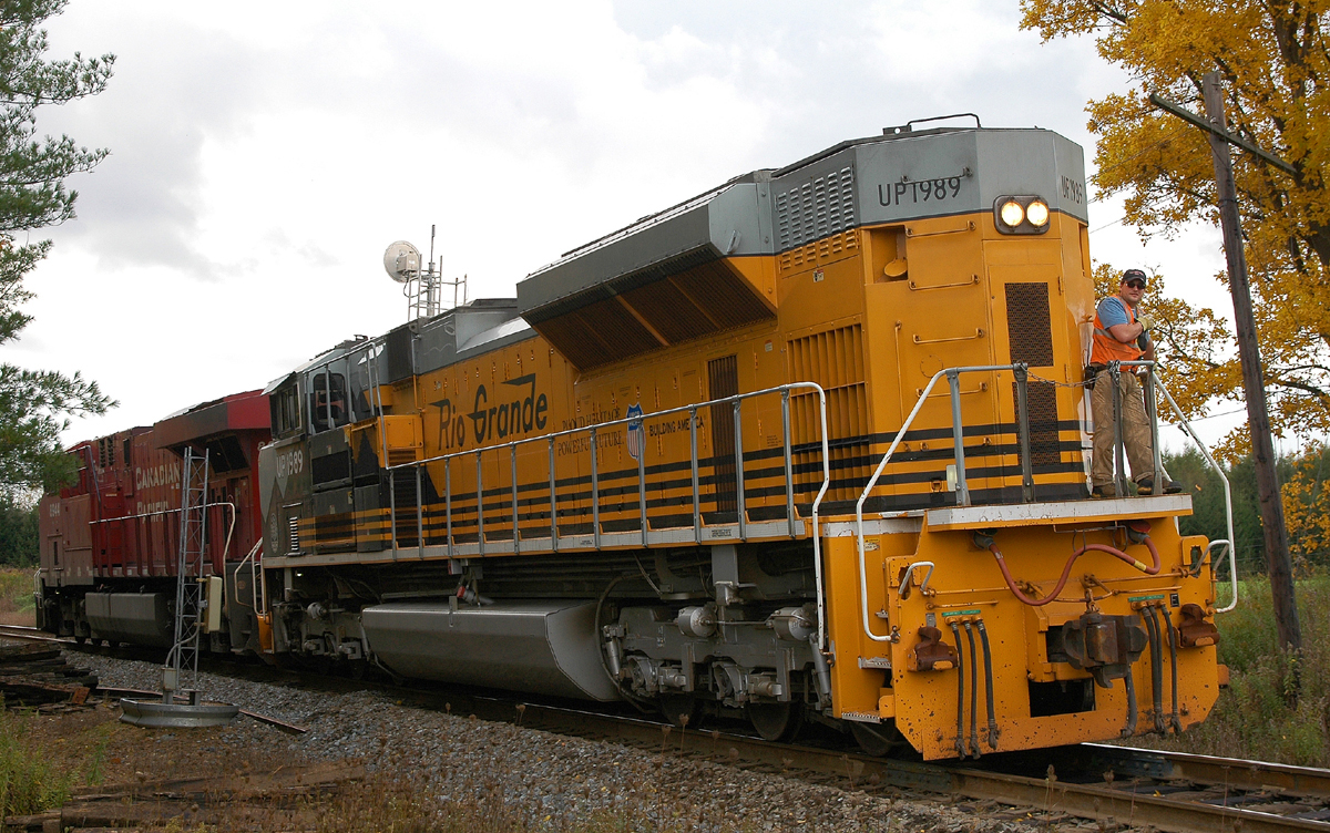 CP 8944 - UP 1989 reverse into the yard at Wolverton to lift a long string of autoracks from track 6