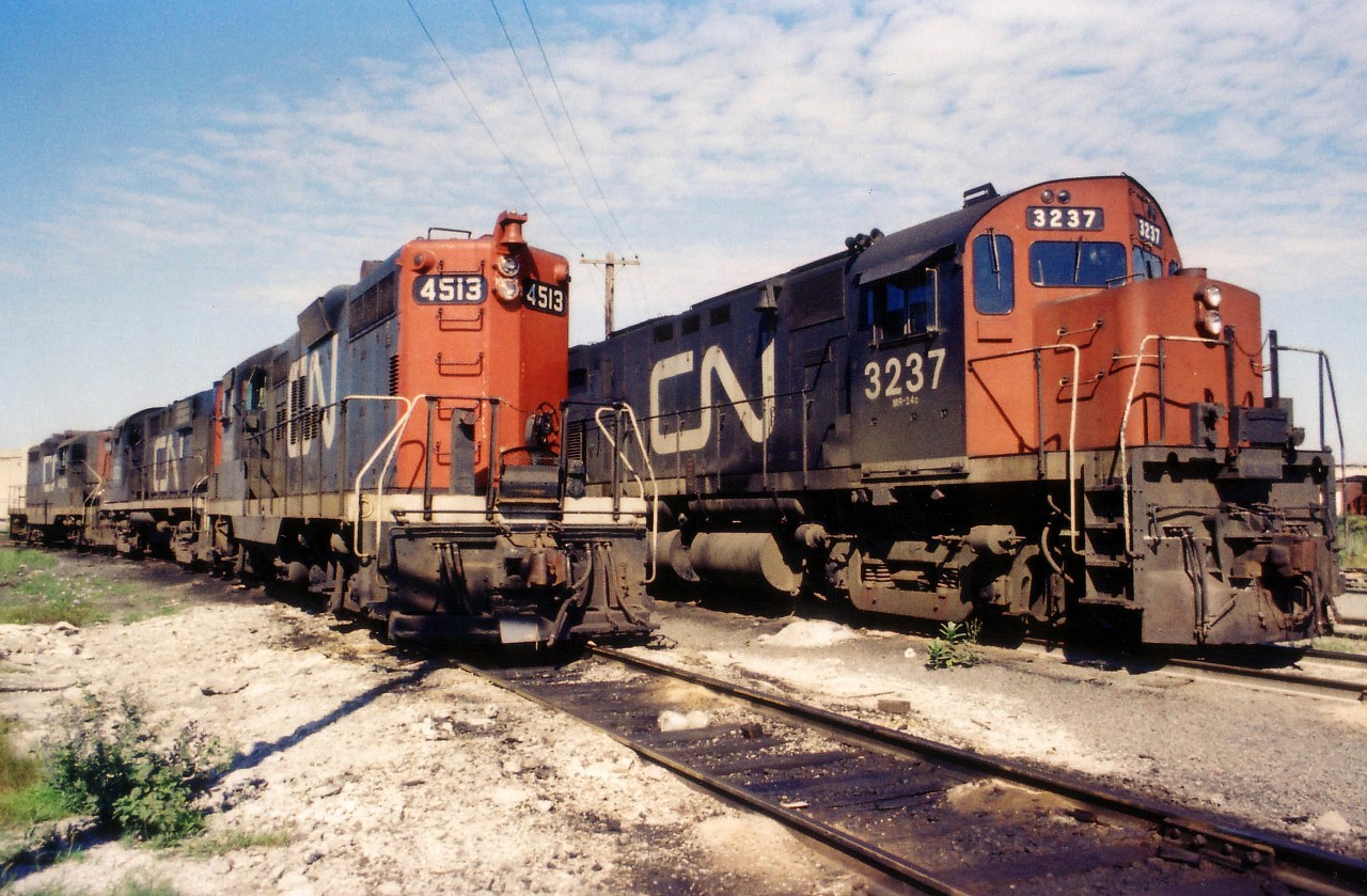 Quite the locomotive facilities in Belleville back in the '70s. And a lot of interesting power. It would have helped if I made note of it all. In this view we can see CN 3237 (MLW C-424...checked CTG) as well as CN 4513 (GP9) and only other one identified is the 3621 (RS-18) behind the GP.