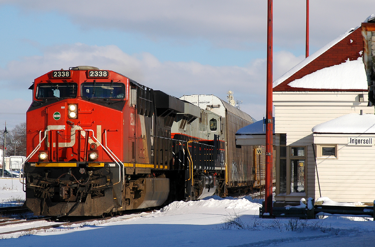 CN 2338 - NS 8101 (Central of Georgia Heritage Unit)lead 393 through Ingersoll, ON after completing a set-off / lift at Beachville
