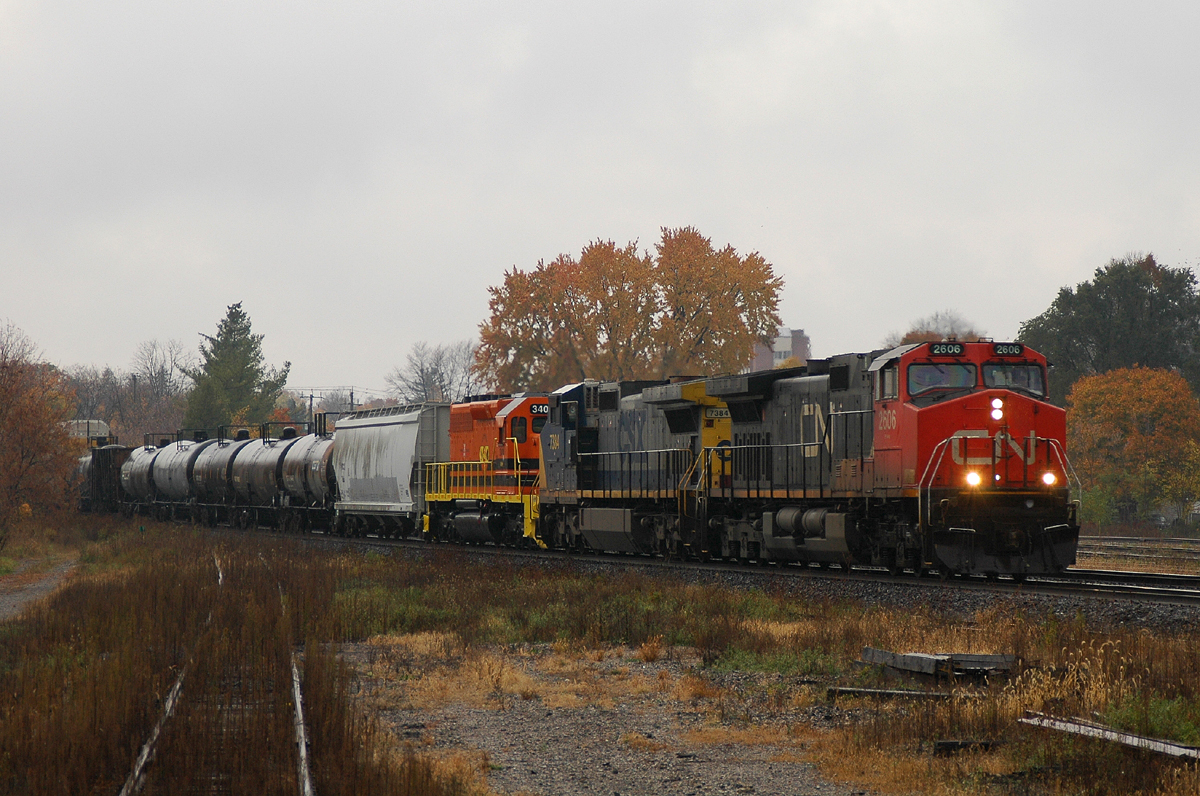 Trick or Treat! Halloween day M33031 31 clearly has the treats with a consist CN 2606 - CSXT 7384 - RLHH 3404 and 51 cars