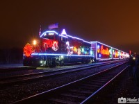 The CP Holiday Train U.S. version makes its first stop at Kahnawake, Qc. For 2014, the CP Holiday Trains, U.S. version and Canadian version, will have GP20C-ECO leaders.