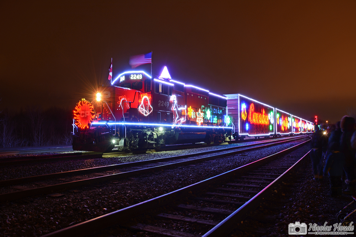 The CP Holiday Train U.S. version makes its first stop at Kahnawake, Qc. For 2014, the CP Holiday Trains, U.S. version and Canadian version, will have GP20C-ECO leaders.