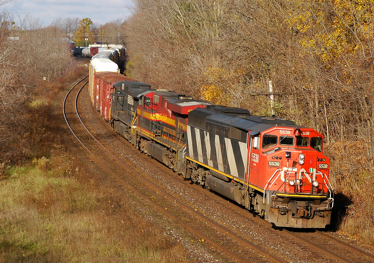 382 rounding the "s" curve at John Ave in Paris, ON with CN 5538 - KCSM 4669 - NS 9375 and 92 cars