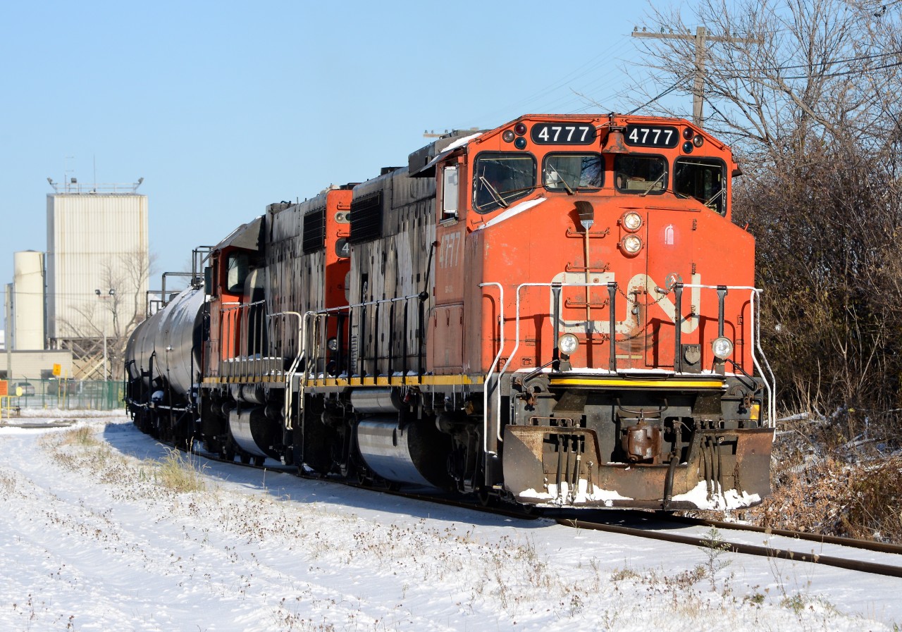 CN4777 and CN4725 return to the yard after switching at Imperial Oil.