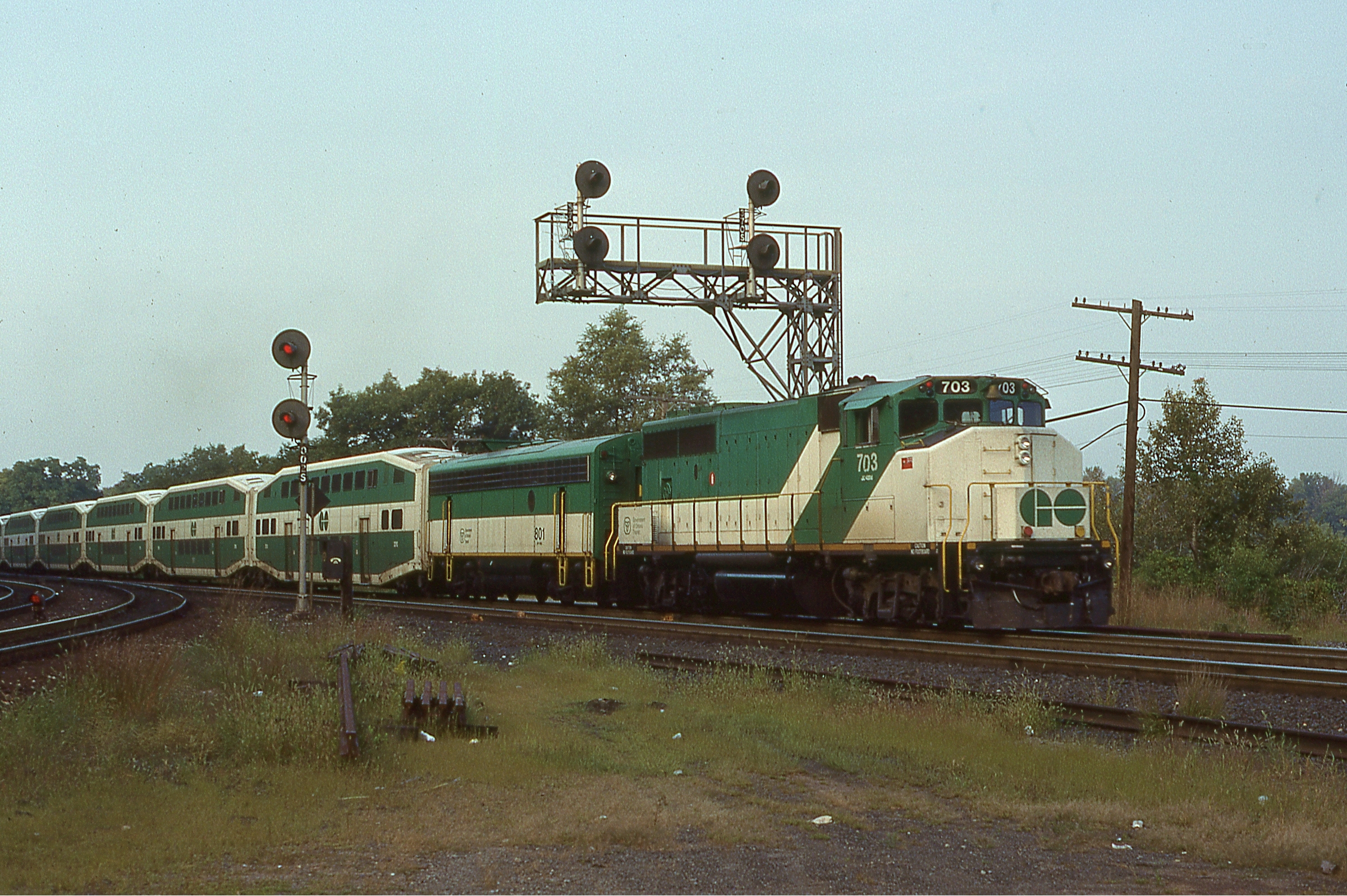 趣味 TRANSIT Railpictures.ca - Keith MacCauley Photo: GO Transit GP40-2(W