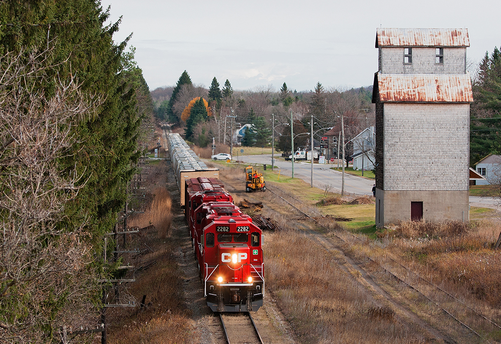 After stopping for a quick coffee, T07 is once again on the move. Behind the power is a W5 dimensional that was pulled out of GE yesterday by the Peterborough switcher.