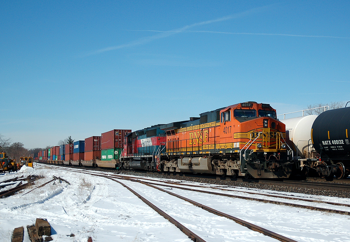 BNSF 4017 - FXE 3215 take charge of CN 150...one of two 150's that I shot (and maybe the only two that ran?) You never could tell what might turn up in the 2006 - 2007 FPON era! Quite like the 2013 - current era ;)