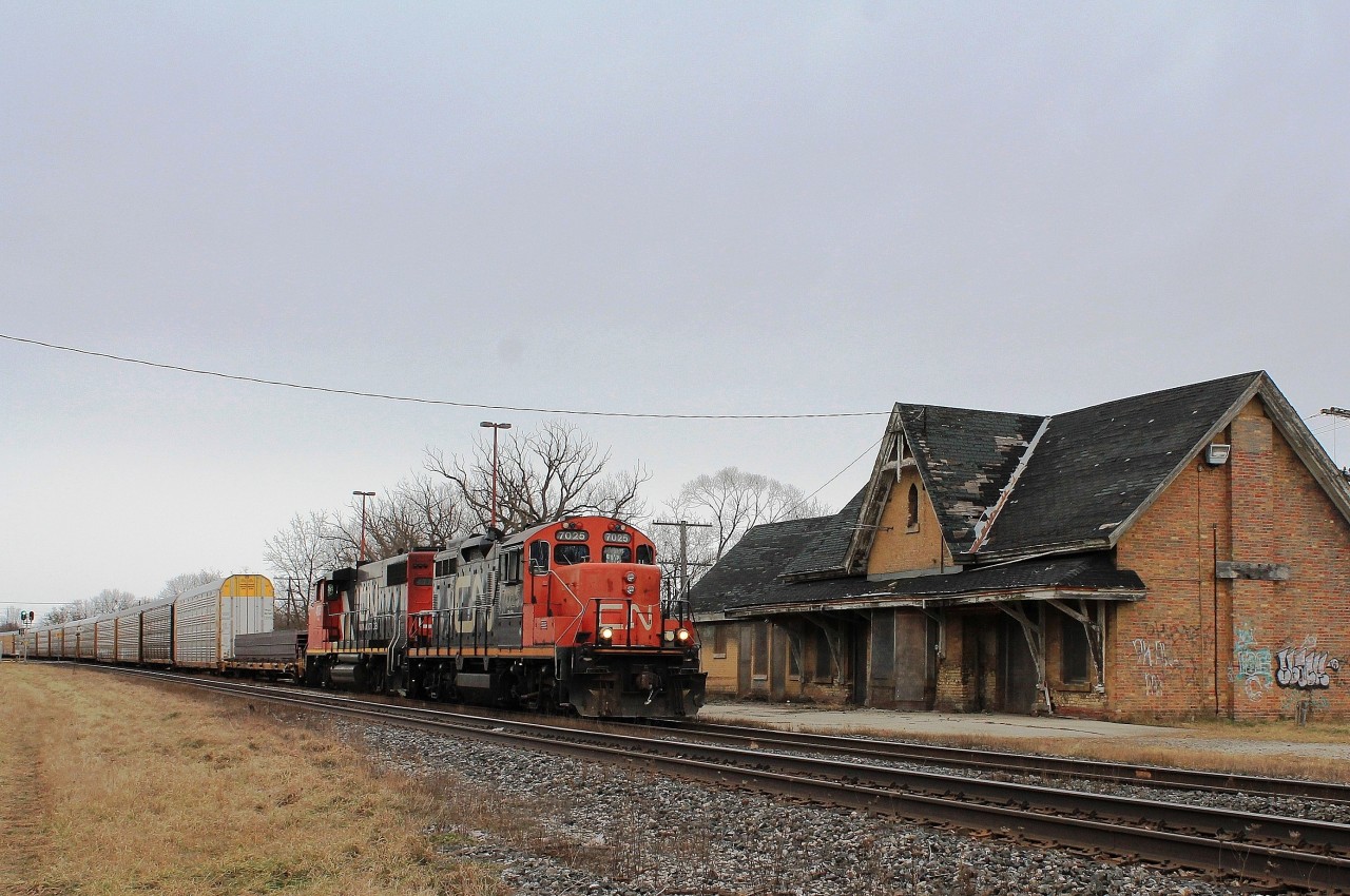 Having arrived light engine with CN 4776 from London to pick up from the siding at Ingersoll, it is seen passing the rapidly decaying old station.