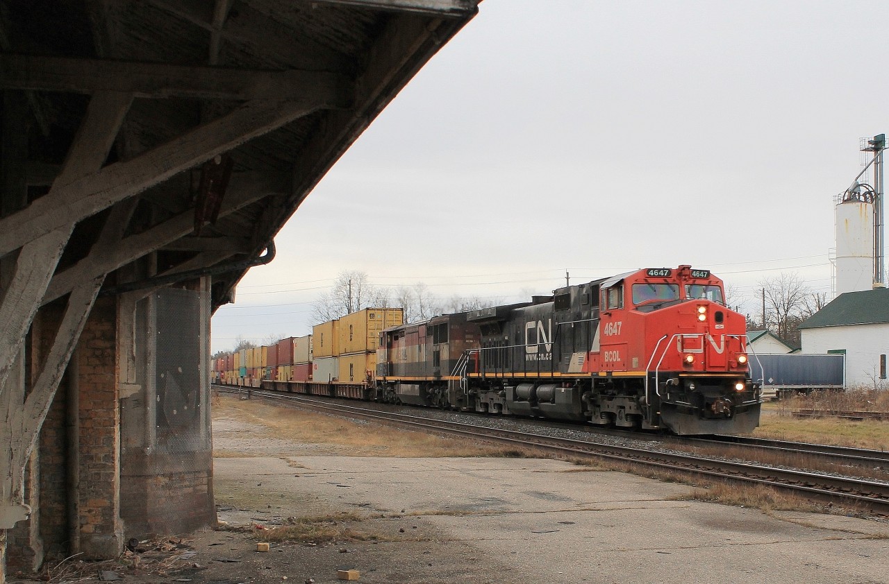 148 had two BCOL locos in different liveries at point this morning. BCOL 4607 and 4616 lead the all intermodal east.