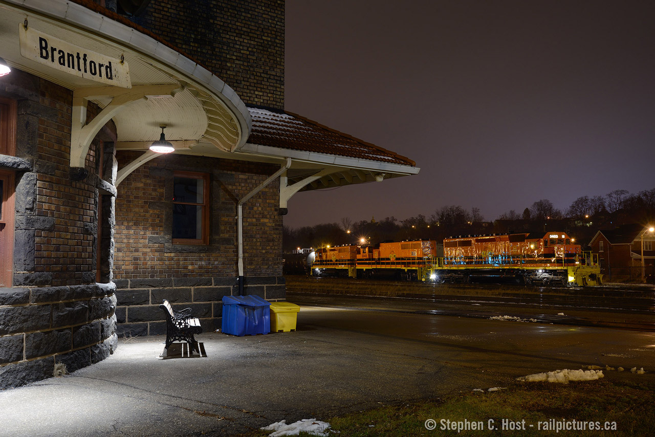 The Nanticoke-Paris turn has arrived at Brantford after a Paris set off. Tucked into a relatively empty yard, SOR will have to wait for a westbound and an eastbound before departing, including a late 435 who had 50 cars for Brantford. I for one, welcome our new orange overlords.