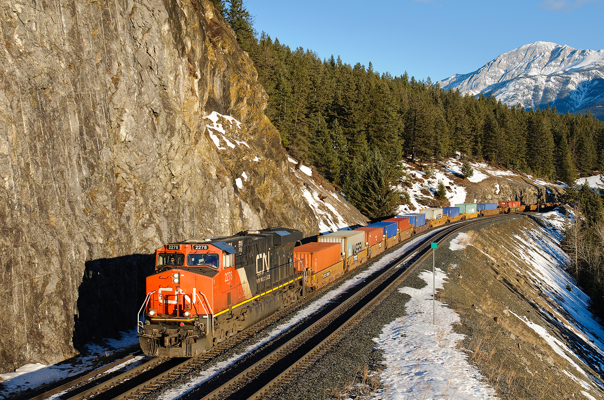 CN ES44DC 2278 lifts a light Q101 into Jasper, half a mile west of English on CN's Edson Subdivision.