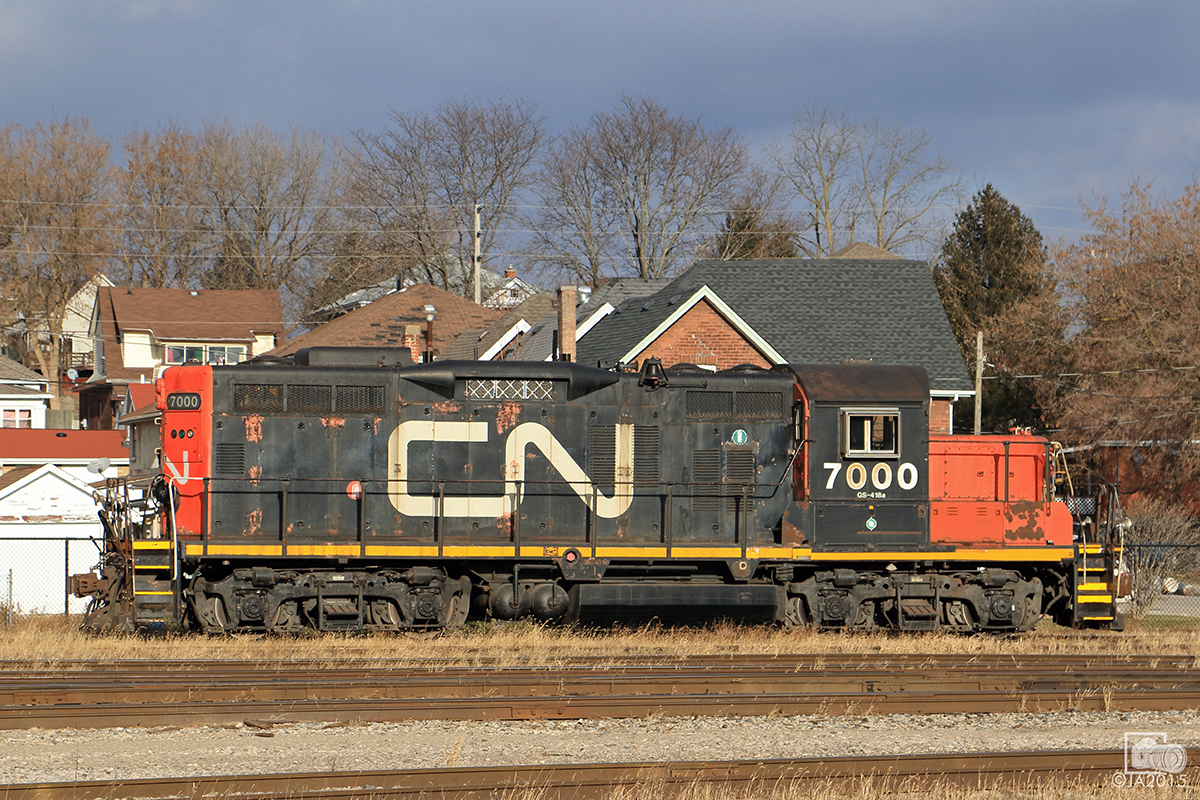 With the days work complete CN 7000 is all tied down, and awaits its next assignment on L580.