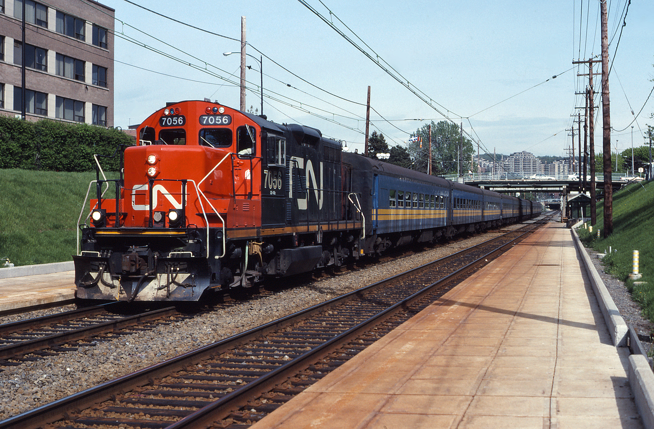 CN 7056 leads commuter train 945 into the station at Mont Royal.