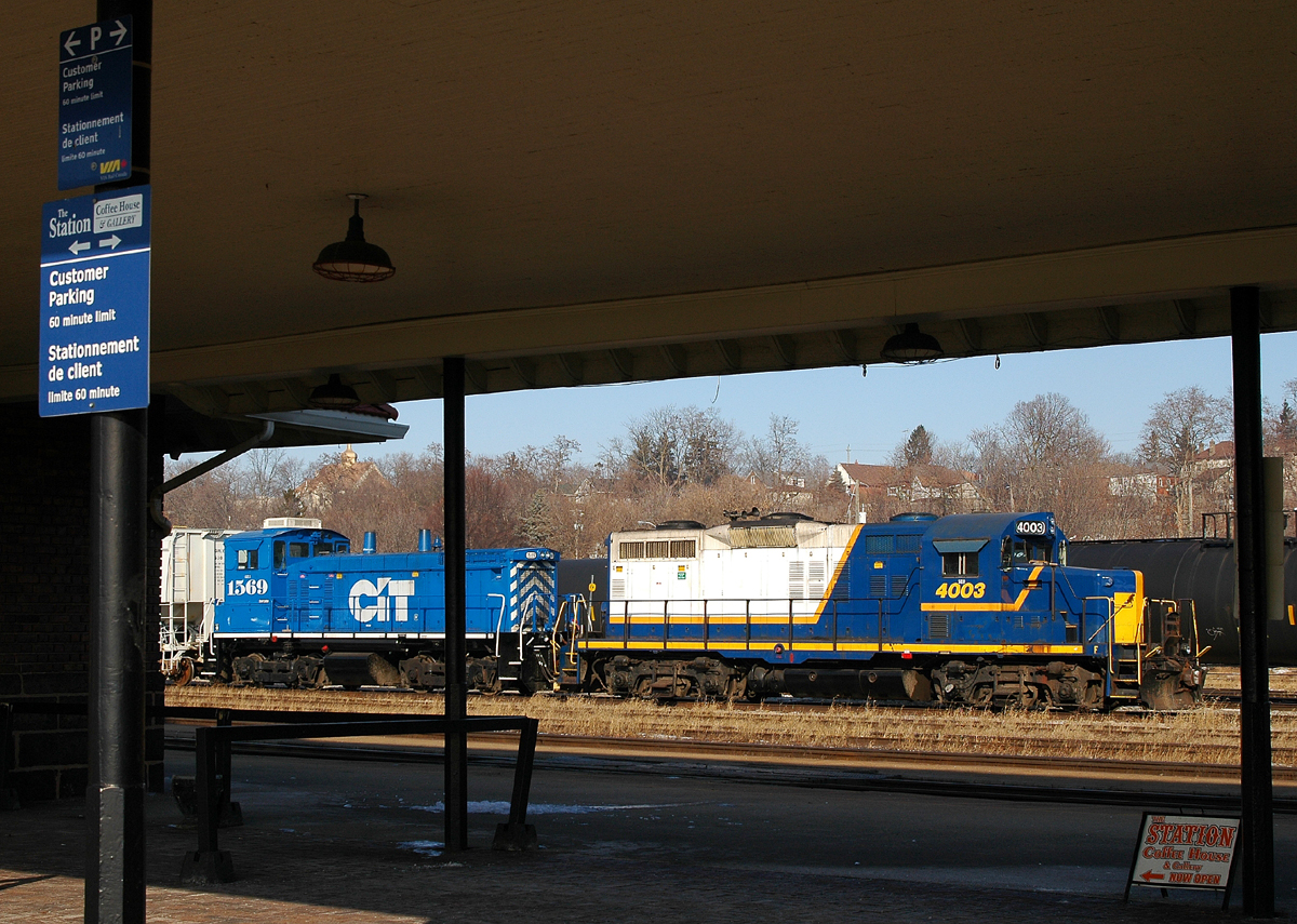 RLK 4003 - CEFX 1569 paused in the yard at Brantford after returning from Ingenia with 5 cars