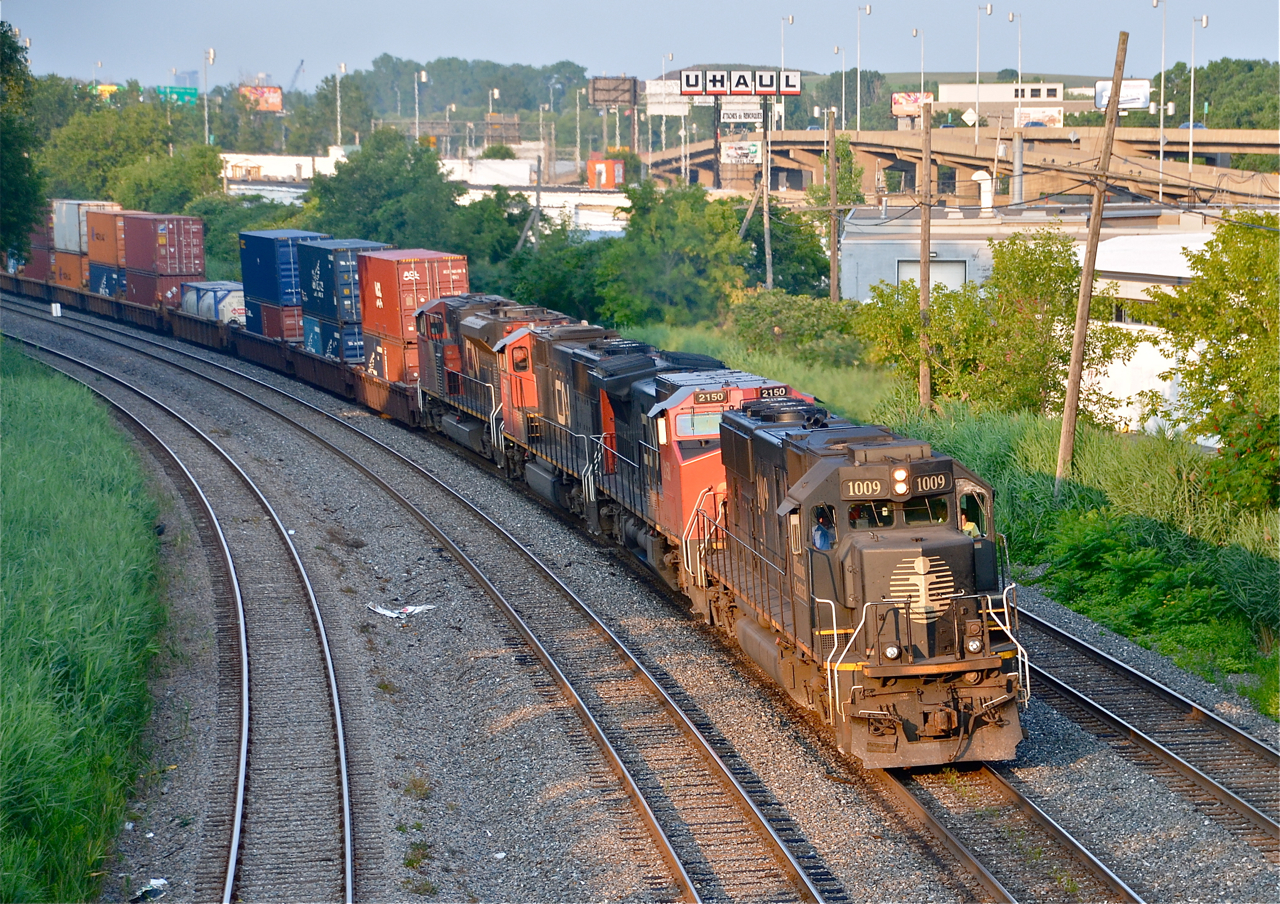 With an Illinois Central unit leading, CN 121 heads west through Montreal West, foregoing its setoff for CN 149, which has become rarer as CN 149 usually does not have room for extra cars anymore. Full lashup is IC 1009, CN 2150, CN 5700 & CN 8947.