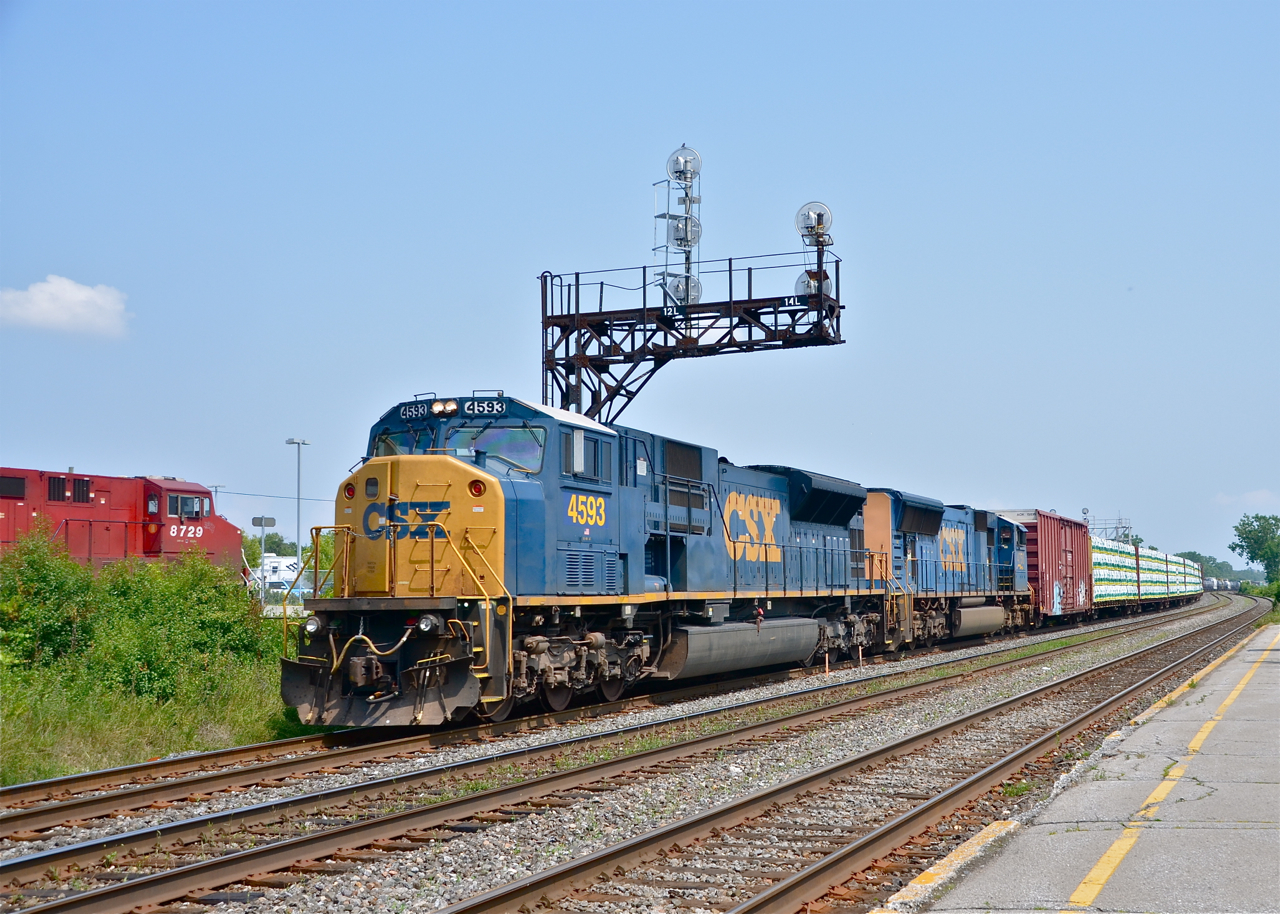 Big mac attack! CN 327 passes through Dorval with a mind-blowing for Canada lashup of an SD80MAC and an SD70MAC (CSXT 4593 & CSXT 4758). CSX only has 12 SD80MAC's (one was wrecked and retired) and they usually stay in the Appalachians, so this could be the first time one enters Canada. At left is the lead engine of CP 112 on the parallel CP Vaudreuil Sub (CP 8729).