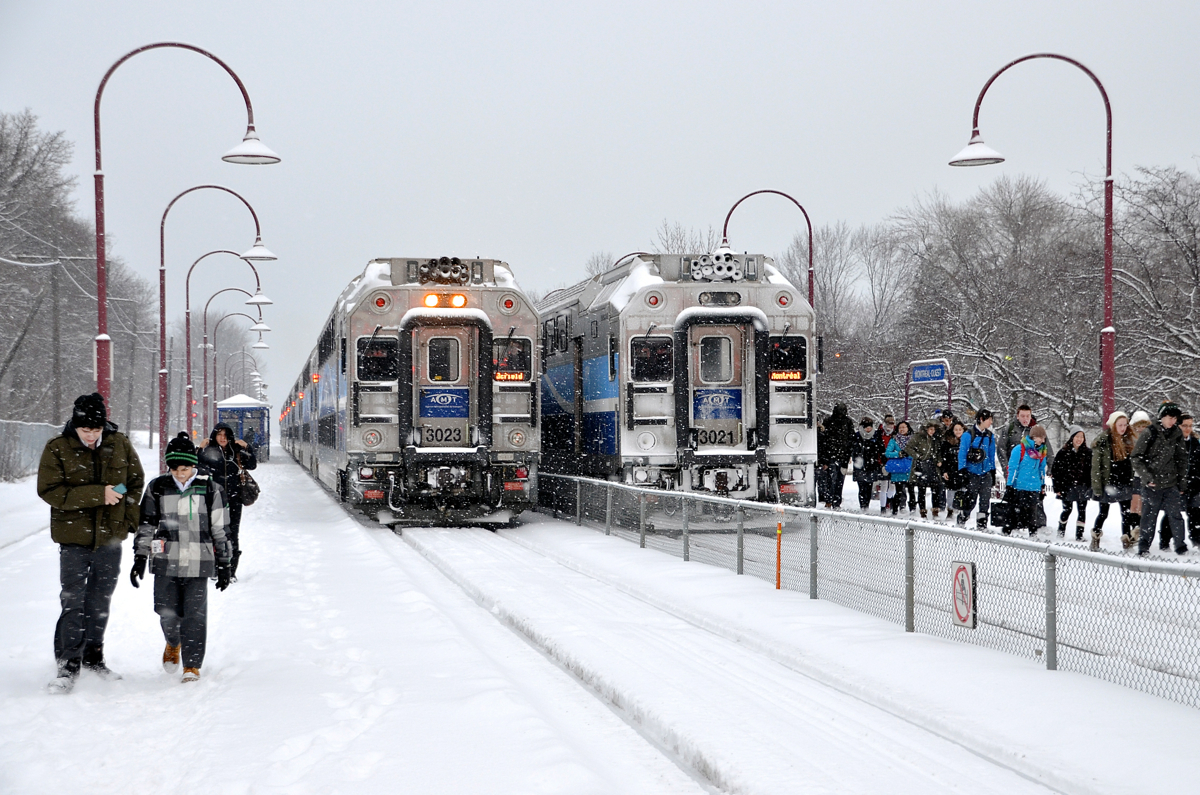 Off to school. AMT 41 (at left) and AMT 112 (at right) are both stopped at Montreal West station on a snowy morning and both are letting off students for nearby Royal West Academy. Most are inbound from the west island on 112 at right, but a few came from points east on 41.