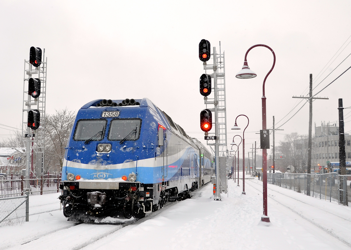 AMT 41 is heading towards Beaconsfield, where it will short turn and return to downtown Montreal as AMT 40. Pushing is AMT 1358. It is passing the still fairly new set of signals, installed at the start of last winter.