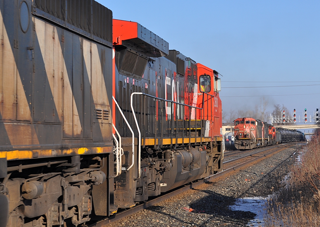 A shiny 2600 and a not-so-shiny 5562 meet a westbound at Georgetown station.