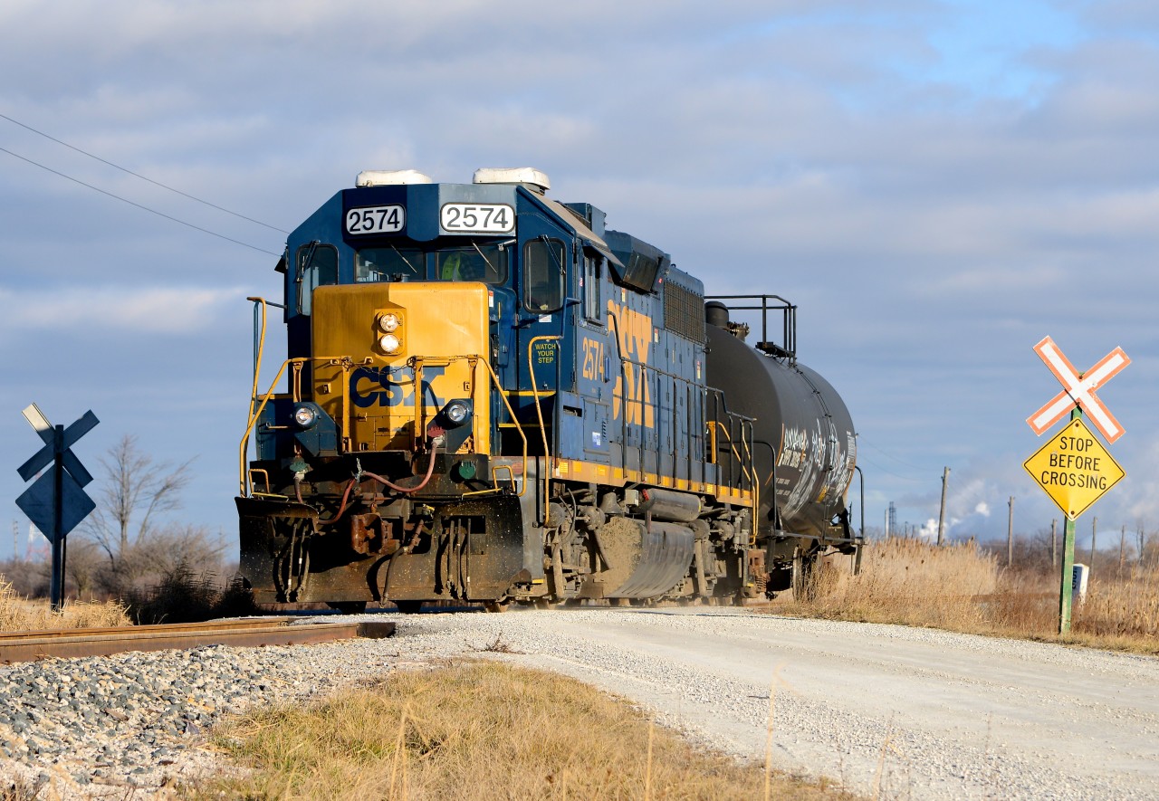 CSX2574 crosses Baseline Road near Sombra after a switch at Air Liquide on Bickford Line.