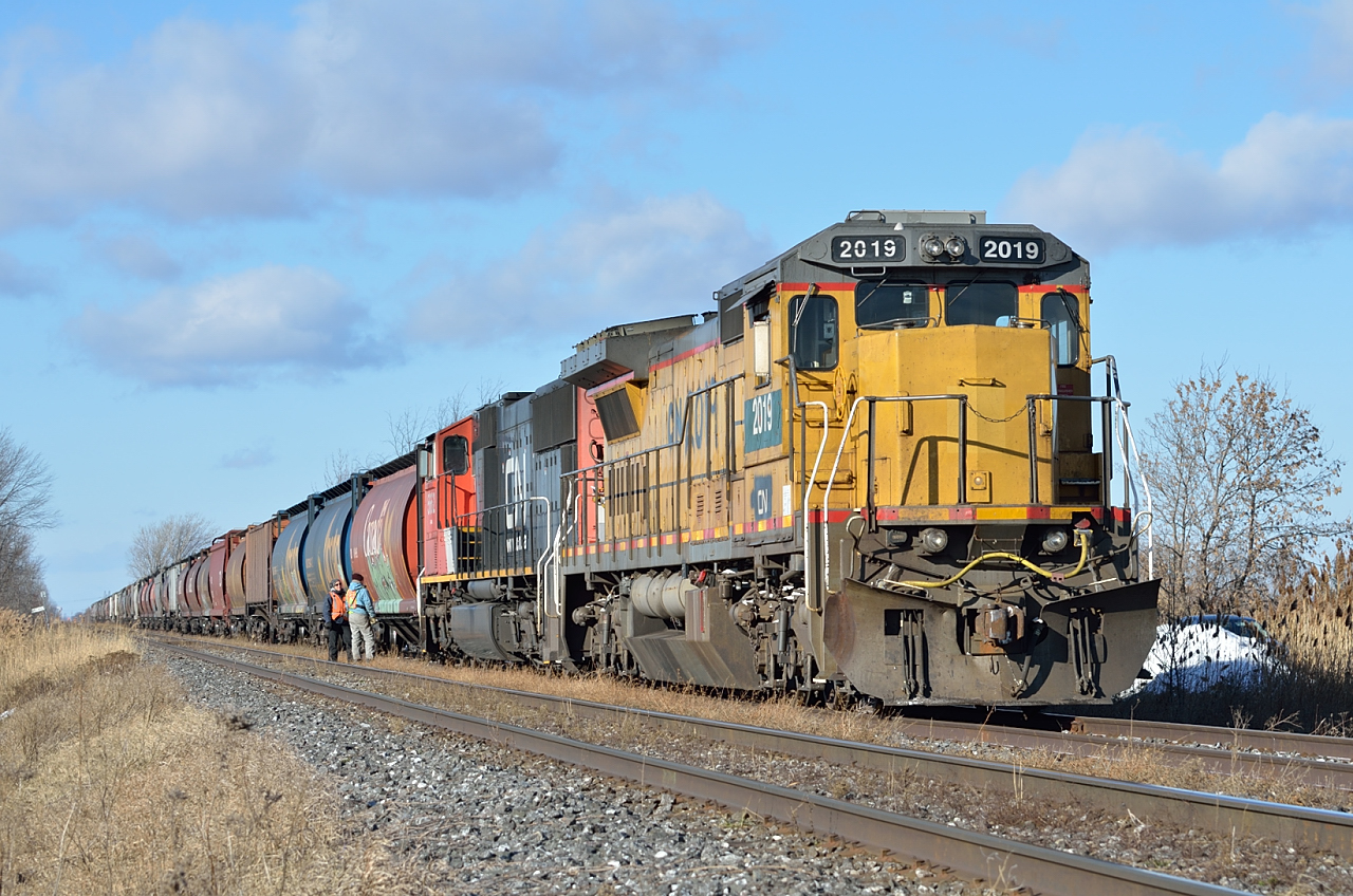 CN 522 sets off 3000 feet of loaded grain cars in the siding at St-Jean on the final day of 2014.
