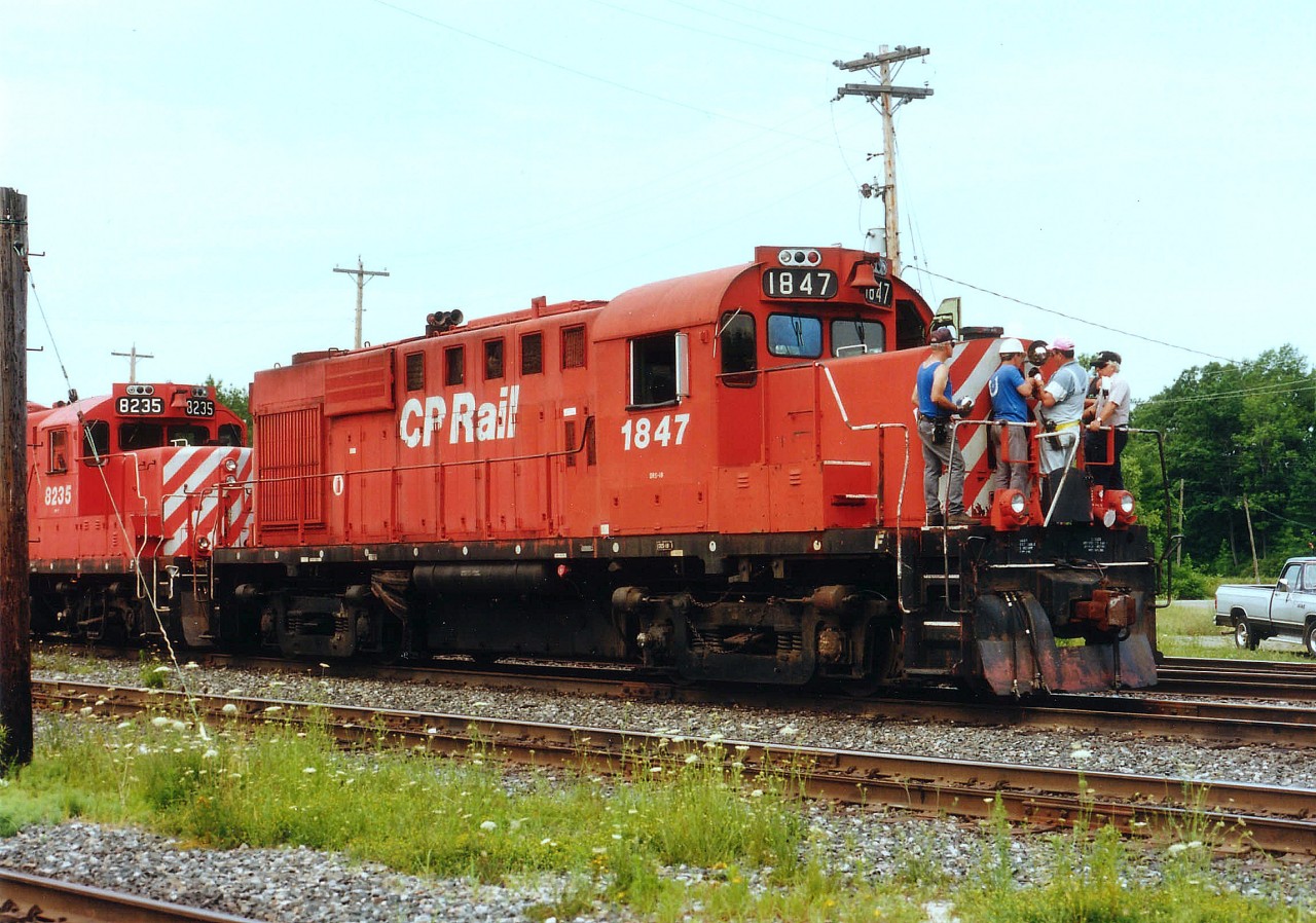 Try as I may, I just cannot bring myself to pen a tired old "How Many CP Employees Does It Take To Change A Headlight" joke. But there are a couple of 'em hard at work. And three, I guess, Supervisors. You do wonder what EHH would say if he came across this example of company productivity. Since this image is 20 years old, I am hoping all those pictured are retired by now and if they see this, get nothing more than a chuckle out of it. Just another entertaining day at Montrose Yard back then.