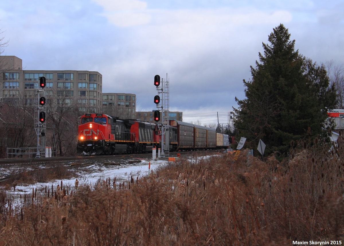 My first catch of 2015 seems okay, manifest train M31441 from Winnipeg led by Illinois Central 2721, followed by a SD60F and DASH 8-40CM, and a DASH 9-44CW as DPU. Now that they have put signals up at this spot I've known for a long time, the shot is actually pretty decent and I will definitely come back for more. Now, to get a train in perfect light here...