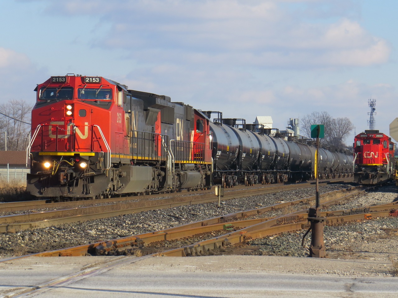 CN M331 passes L509's power with a limited clear at London East.