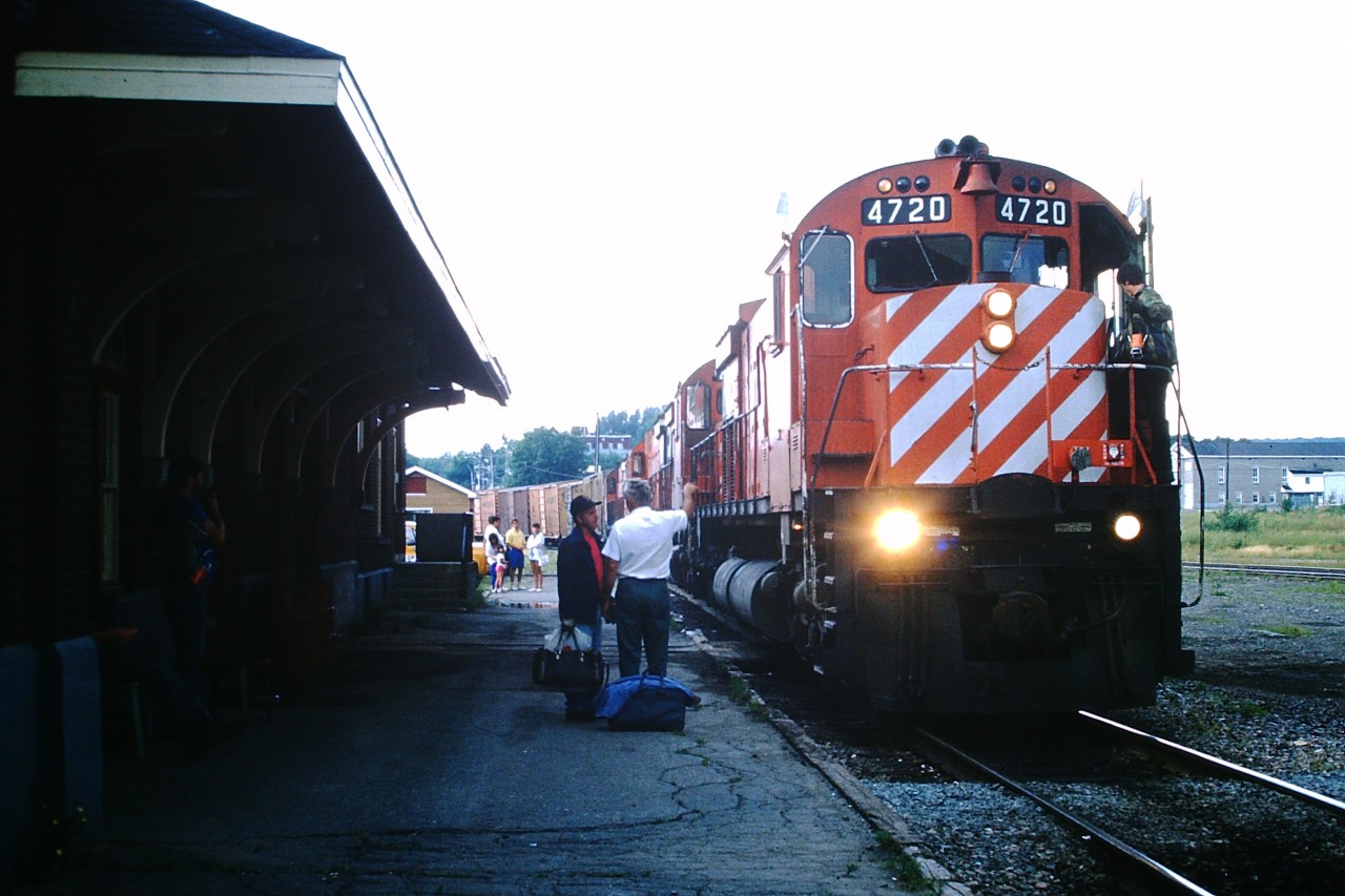Extra 4720 East arrives at Lac Megantic for the international crew change on August og 1987.