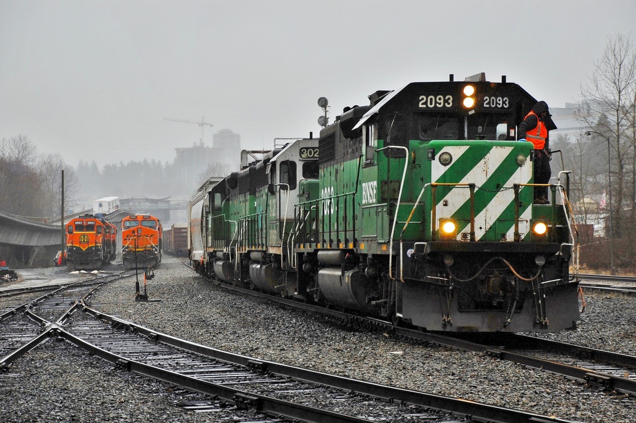 It's a wet afternoon in New Westminster as BNSF 2093 leads the way north @Braind with two cars in tow.